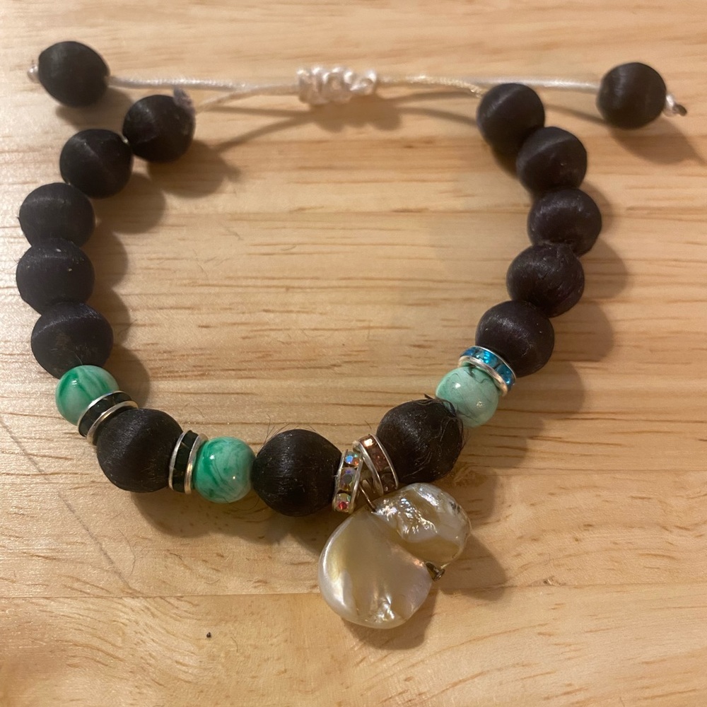 Men’s adjustable bracelet! Made wit a mother of pearl in the middle!